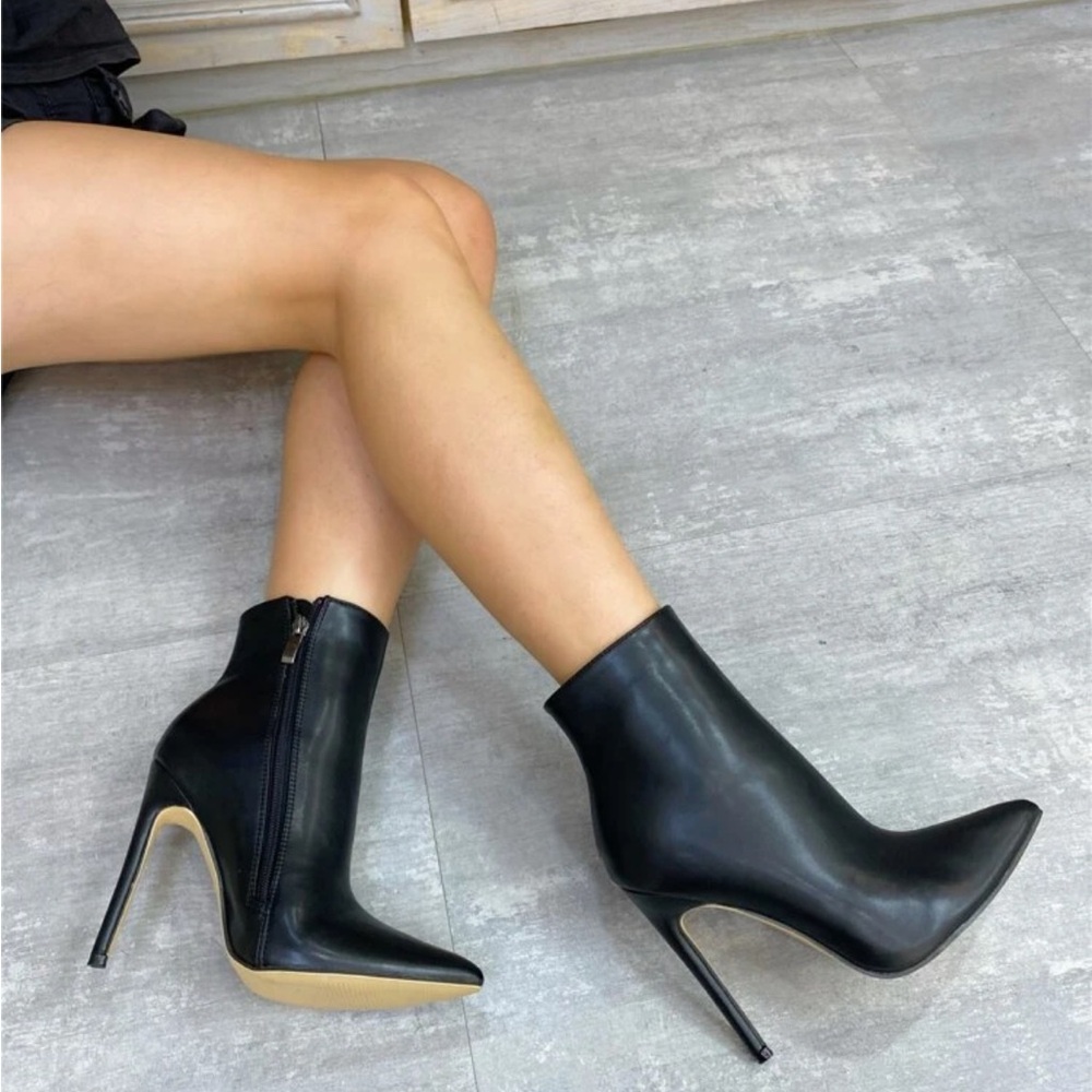 Black Stiletto Heeled Boots with Pointed Toe